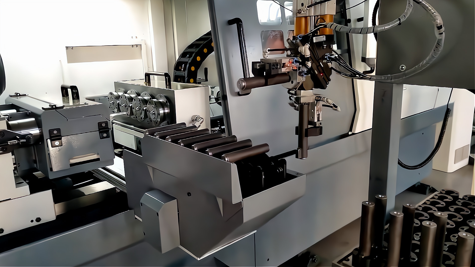 ZK2115×4B/500A 深孔鉆床配置桁架機械手，加工手槍槍管單機自動化